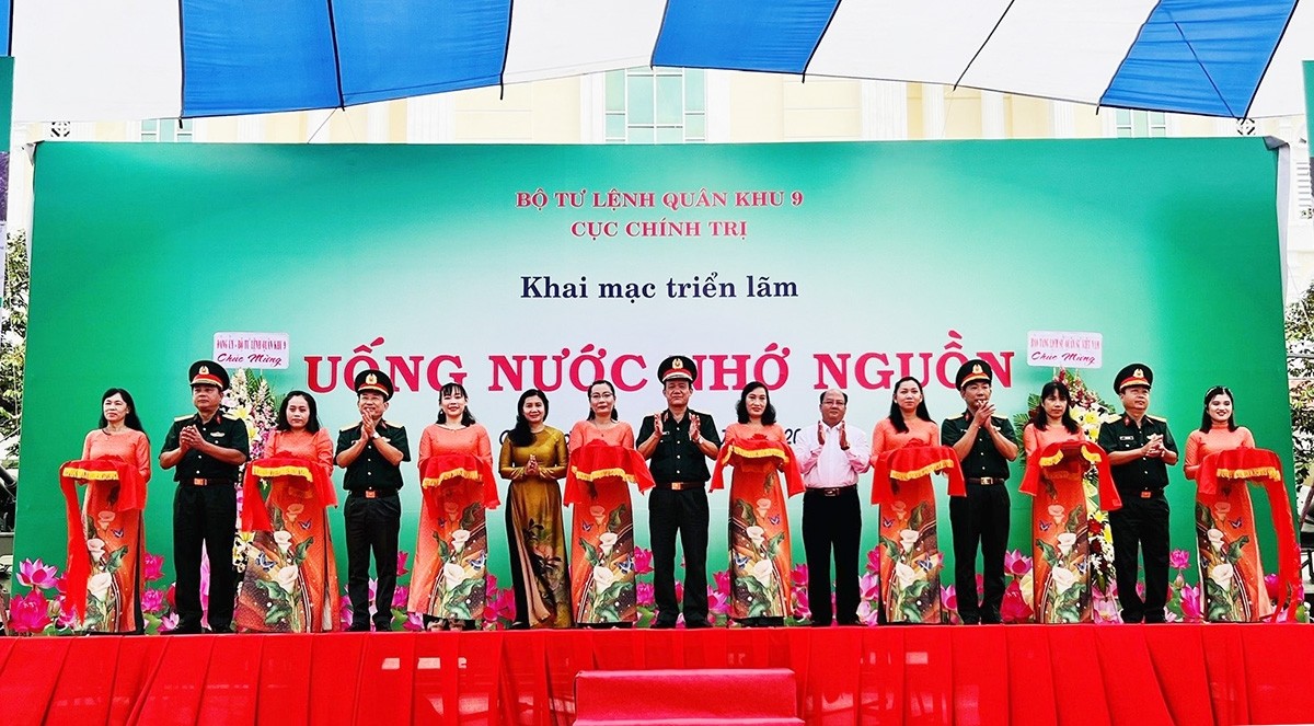 Các đại biểu cùng cắt băng Khai mạc triển lãm. Các đại biểu cùng cắt băng Khai mạc triển lãm.