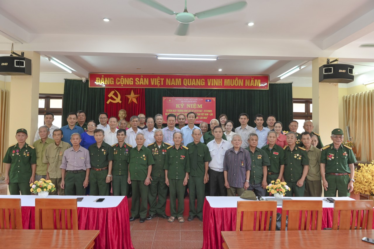 Đoàn đại biểu Trung ương Hội hữu nghị Lào - Việt Nam thăm ATK Định Hóa Đoàn đại biểu Trung ương Hội hữu nghị Lào - Việt Nam thăm ATK Định Hóa