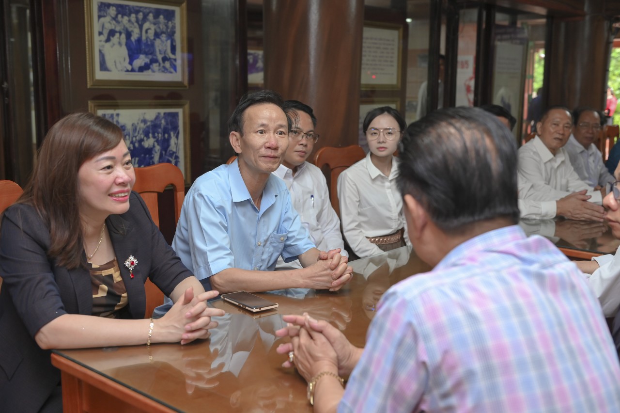 Đoàn đại biểu Trung ương Hội hữu nghị Lào - Việt Nam thăm ATK Định Hóa Đoàn đại biểu Trung ương Hội hữu nghị Lào - Việt Nam thăm ATK Định Hóa