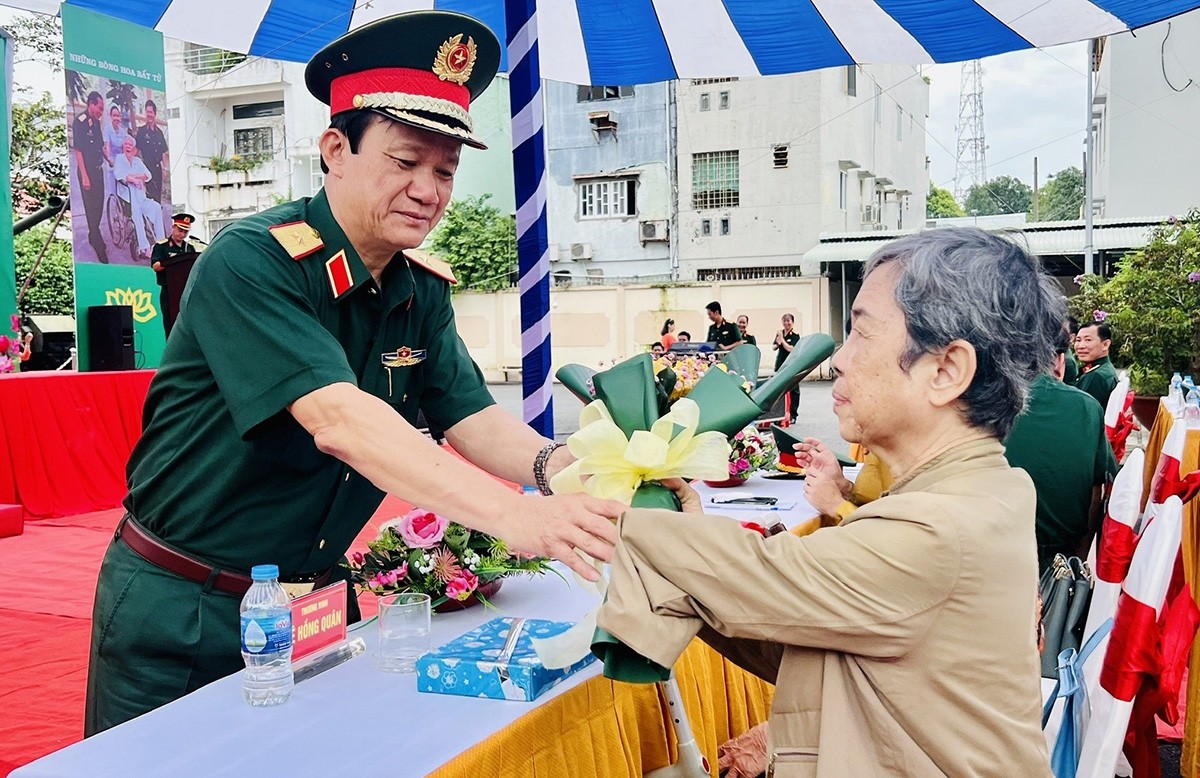 Thiếu tướng Hồ Văn Thái, Chính ủy Bộ Tư lệnh Quân khu 9 tặng hoa tri ân thương binh Lê Hồng Quân - nhân chứng lịch sử. Thiếu tướng Hồ Văn Thái, Chính ủy Bộ Tư lệnh Quân khu 9 tặng hoa tri ân thương binh Lê Hồng Quân - nhân chứng lịch sử.