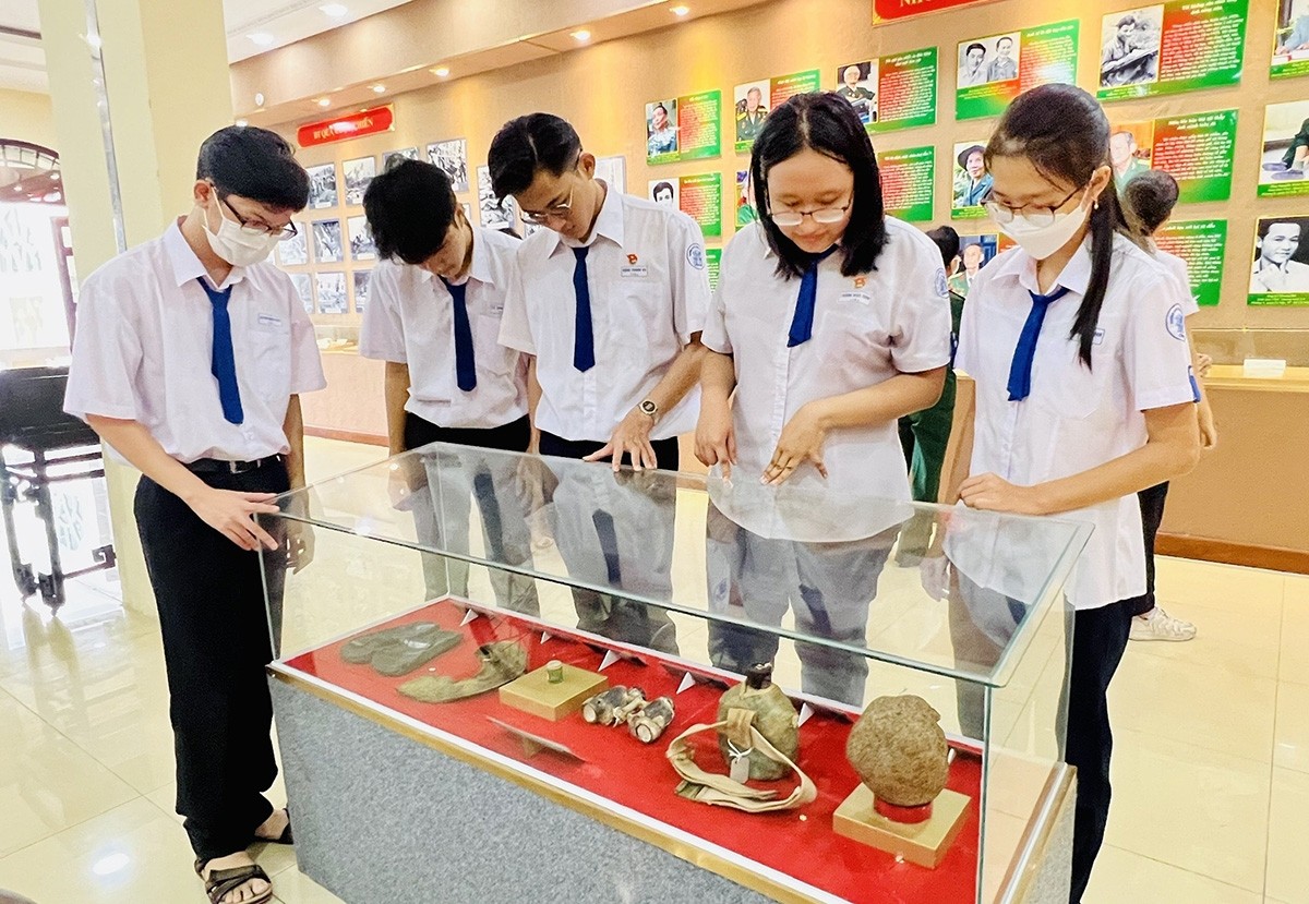 Thế hệ trẻ tìm hiểu về lịch sự dân tộc qua các hiện vật, tranh ảnh trong triển lãm. Thế hệ trẻ tìm hiểu về lịch sự dân tộc qua các hiện vật, tranh ảnh trong triển lãm.