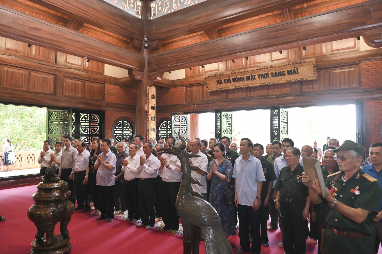 Đoàn đại biểu Trung ương Hội hữu nghị Lào - Việt Nam thăm ATK Định Hóa Đoàn đại biểu Trung ương Hội hữu nghị Lào - Việt Nam thăm ATK Định Hóa