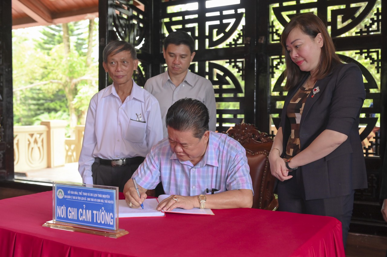 Đoàn đại biểu Trung ương Hội hữu nghị Lào - Việt Nam thăm ATK Định Hóa Đoàn đại biểu Trung ương Hội hữu nghị Lào - Việt Nam thăm ATK Định Hóa