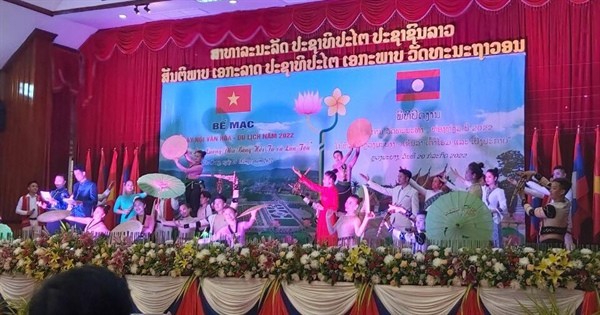 Chương trình nghệ thuật “Sơn La - Luông Pha Băng hội tụ và lan tỏa” tại lễ bế mạc. (Ảnh: Báo Văn hóa) Chương trình nghệ thuật “Sơn La - Luông Pha Băng hội tụ và lan tỏa” tại lễ bế mạc. (Ảnh: Báo Văn hóa)