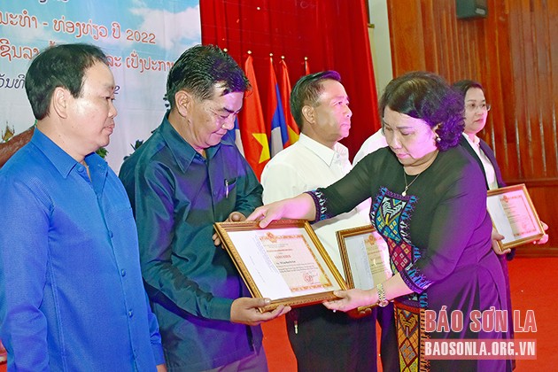 Đồng chí Tráng Thị Xuân trao Bằng khen của Chủ tịch UBND tỉnh Sơn La cho các tập thể, cá nhân tỉnh Luông Pha Bang. (Ảnh: Báo Sơn La) Đồng chí Tráng Thị Xuân trao Bằng khen của Chủ tịch UBND tỉnh Sơn La cho các tập thể, cá nhân tỉnh Luông Pha Bang. (Ảnh: Báo Sơn La)