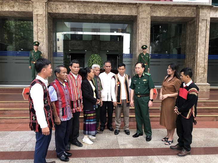 Thiếu tướng Phùng Quốc Tuấn trao đổi với các già làng, trưởng bản, người có uy tín tỉnh Quảng Trị. Ảnh: Cẩm Linh Thiếu tướng Phùng Quốc Tuấn trao đổi với các già làng, trưởng bản, người có uy tín tỉnh Quảng Trị. Ảnh: Cẩm Linh