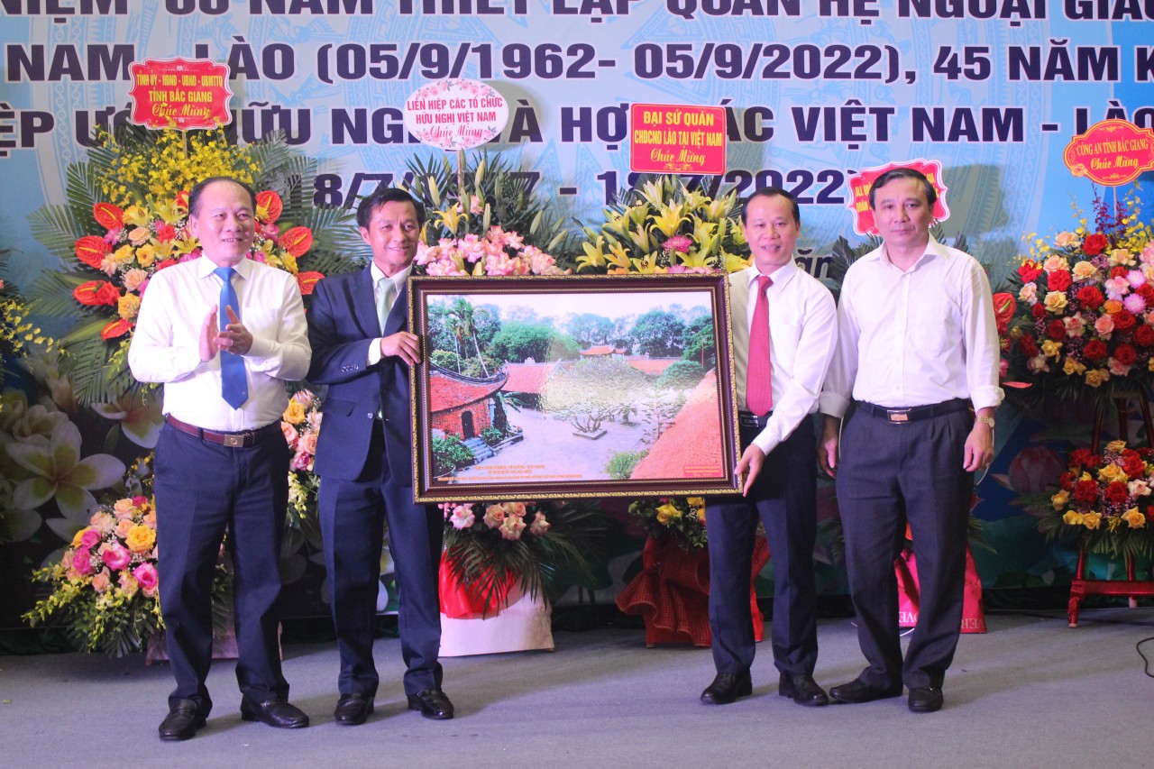 Bắc Giang kỷ niệm 60 năm ngày thiết lập quan hệ ngoại giao Việt Nam - Lào Bắc Giang kỷ niệm 60 năm ngày thiết lập quan hệ ngoại giao Việt Nam - Lào