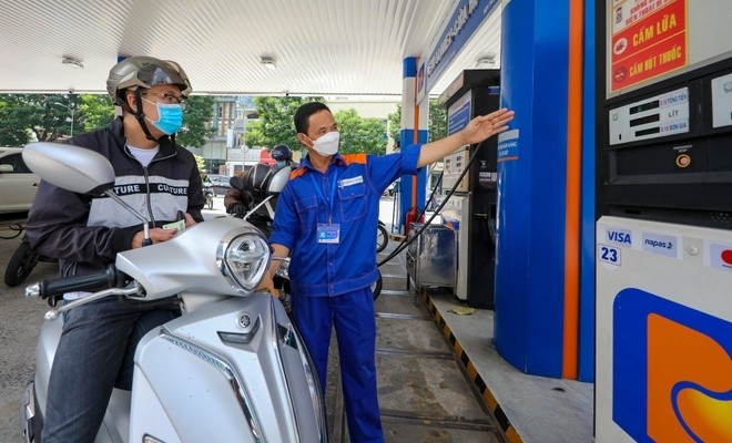 Giá xăng dầu được điều chỉnh giảm mạnh vào chiều nay. (Ảnh minh họa) Giá xăng dầu được điều chỉnh giảm mạnh vào chiều nay. (Ảnh minh họa)