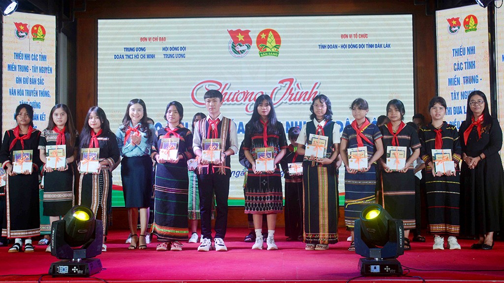 Hơn 200 thiếu nhi dự giao lưu văn hoá thiếu nhi các dân tộc khu vực miền Trung - Tây Nguyên Hơn 200 thiếu nhi dự giao lưu văn hoá thiếu nhi các dân tộc khu vực miền Trung - Tây Nguyên