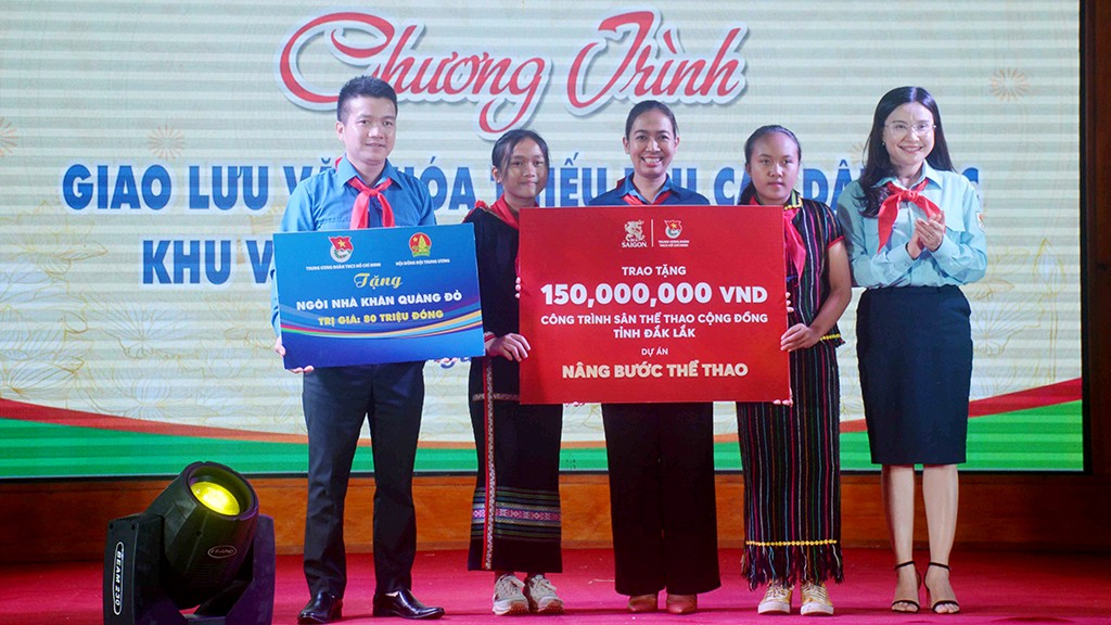 Hơn 200 thiếu nhi dự giao lưu văn hoá thiếu nhi các dân tộc khu vực miền Trung - Tây Nguyên Hơn 200 thiếu nhi dự giao lưu văn hoá thiếu nhi các dân tộc khu vực miền Trung - Tây Nguyên
