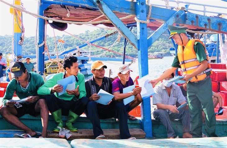 Cán bộ Đồn Biên phòng Thổ Châu tổ chức tuyên truyền pháp luật và phát tài liệu cho ngư dân. Ảnh: Khánh An Cán bộ Đồn Biên phòng Thổ Châu tổ chức tuyên truyền pháp luật và phát tài liệu cho ngư dân. Ảnh: Khánh An