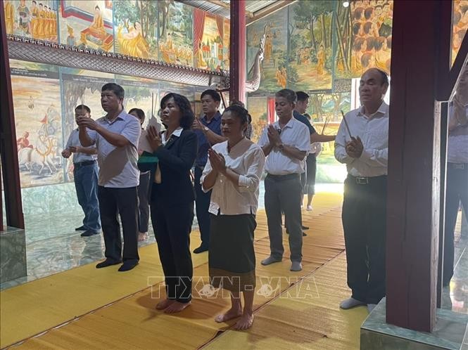 Lễ dâng hương tưởng nhớ các anh hùng liệt sỹ Việt Nam tại Lào Lễ dâng hương tưởng nhớ các anh hùng liệt sỹ Việt Nam tại Lào