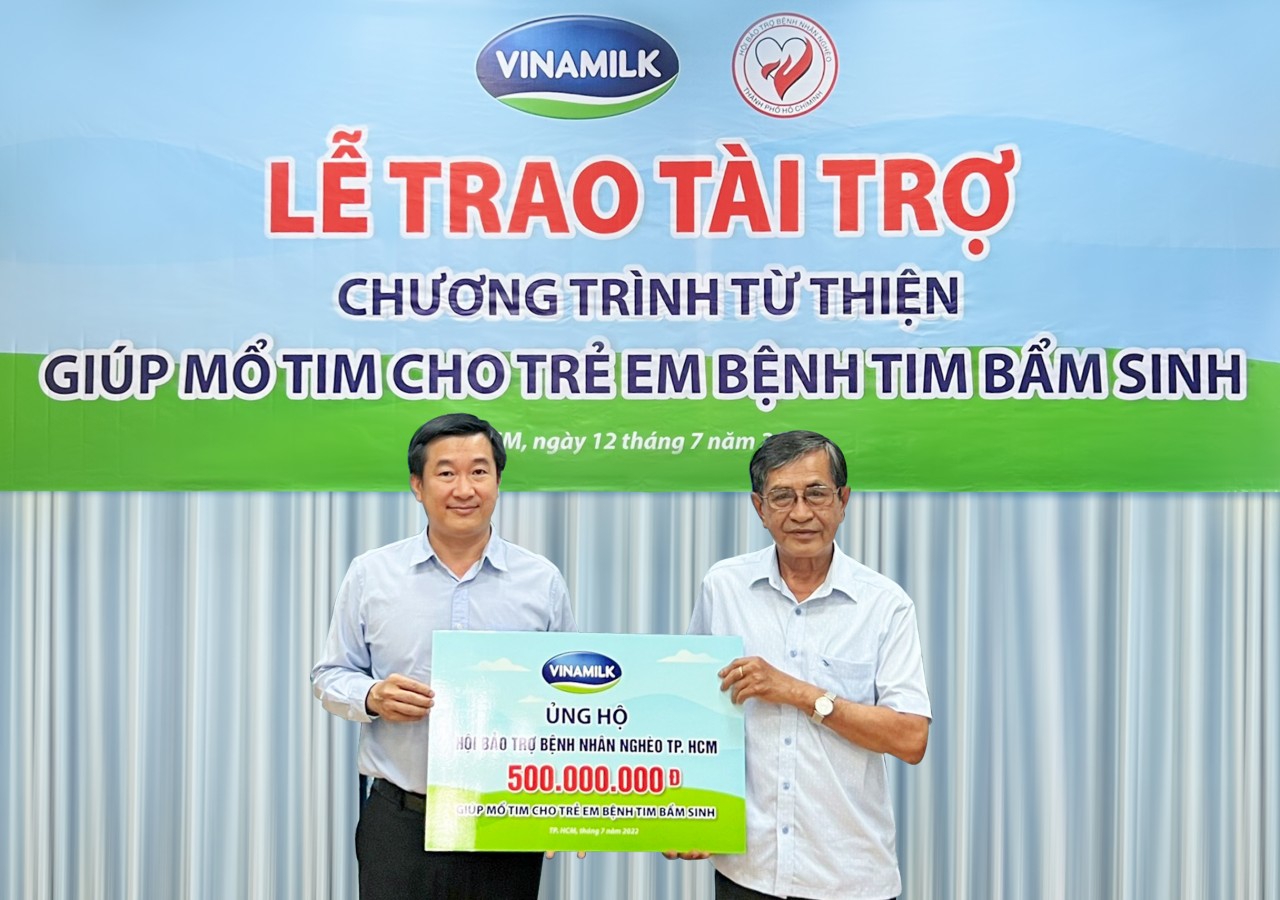 Hình 1: Ông Đỗ Thanh Tuấn – Giám đốc Đối Ngoại Vinamilk (bên trái) đại diện trao kinh phí hỗ trợ chương trình mổ tim miễn phí cho các bệnh nhi có hoàn cảnh khó khăn. Hình 1: Ông Đỗ Thanh Tuấn – Giám đốc Đối Ngoại Vinamilk (bên trái) đại diện trao kinh phí hỗ trợ chương trình mổ tim miễn phí cho các bệnh nhi có hoàn cảnh khó khăn.
