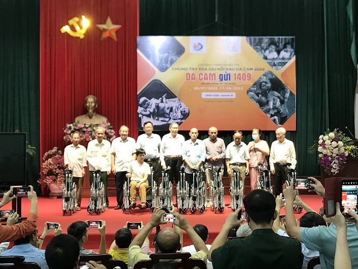 Ban tổ chức đã trao 10 xe lăn cho nạn nhân chất độc da cam/dioxin tại lễ phát động. (Ảnh: Lê An)