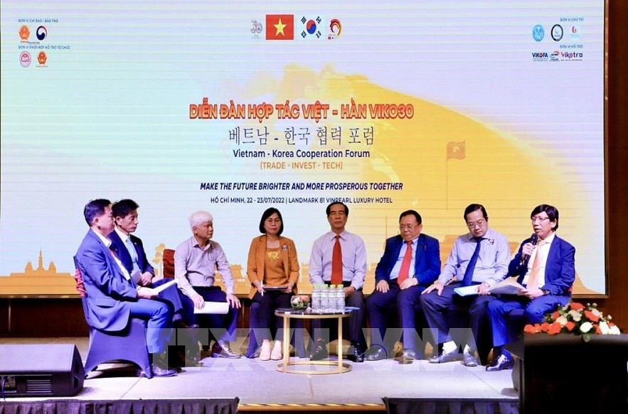 Delegates share their viewpoints at the event (Photo: VNA)