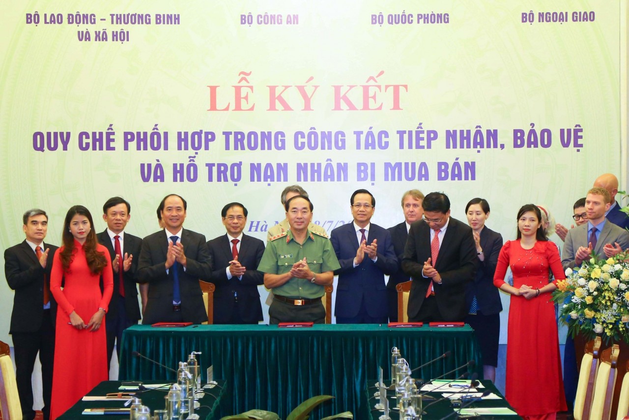 Bốn Bộ ký quy chế phối hợp trong công tác tiếp nhận, bảo vệ và hỗ trợ nạn nhân mua bán người Bốn Bộ ký quy chế phối hợp trong công tác tiếp nhận, bảo vệ và hỗ trợ nạn nhân mua bán người