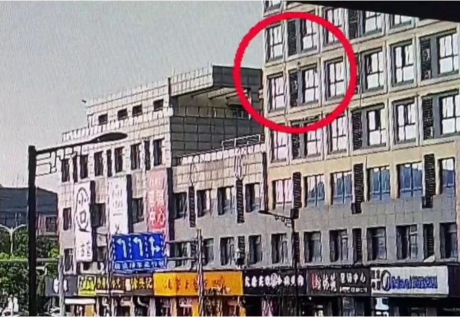 Video: "Siêu anh hùng" cứu sống bé gái 2 tuổi rơi từ tầng 5 xuống đất