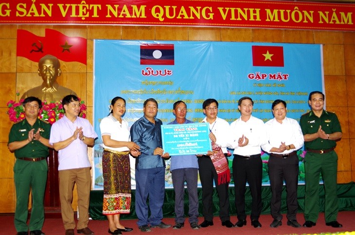 Sơ kết 8 năm ký kết nghĩa giữa xã Sơn Kim 2 (Nghệ An) và bản Na Pê (Lào) Sơ kết 8 năm ký kết nghĩa giữa xã Sơn Kim 2 (Nghệ An) và bản Na Pê (Lào)