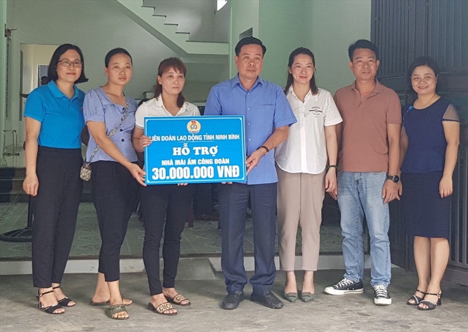 Trao "Mái ấm Công đoàn" cho đoàn viên khó khăn về nhà ở Trao "Mái ấm Công đoàn" cho đoàn viên khó khăn về nhà ở