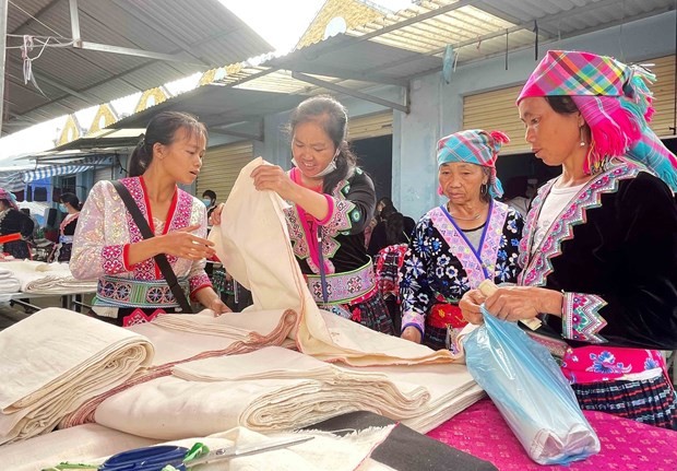 Chợ phiên San Thàng, thành phố Lai Châu diễn ra vào sáng thứ 5 và Chủ nhật hàng tuần. Ảnh: Đinh Thùy-TTXVN Chợ phiên San Thàng, thành phố Lai Châu diễn ra vào sáng thứ 5 và Chủ nhật hàng tuần. Ảnh: Đinh Thùy-TTXVN