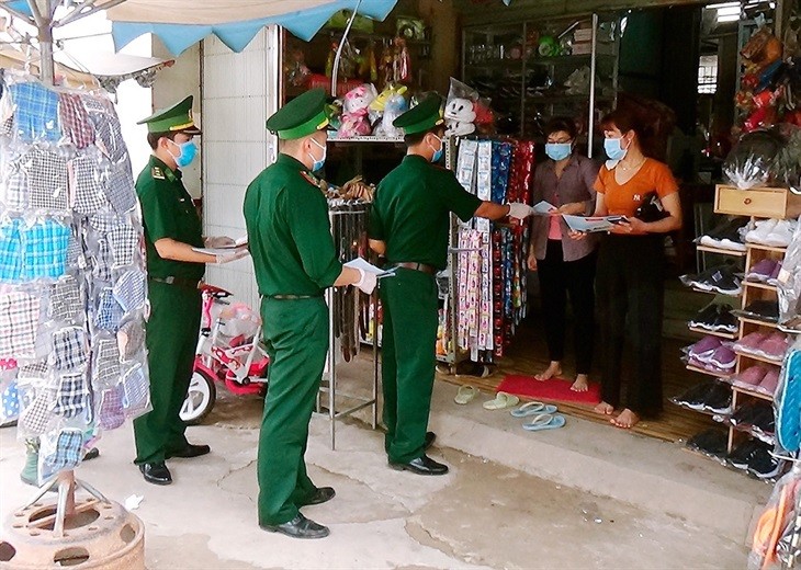 Cán bộ Đồn Biên phòng cửa khẩu quốc tế Bình Hiệp phát tờ rơi tuyên truyền, vận động người dân tham gia đấu tranh, ngăn chặn các hoạt động vi phạm pháp luật trên tuyến biên giới. Ảnh: Minh Luận Cán bộ Đồn Biên phòng cửa khẩu quốc tế Bình Hiệp phát tờ rơi tuyên truyền, vận động người dân tham gia đấu tranh, ngăn chặn các hoạt động vi phạm pháp luật trên tuyến biên giới. Ảnh: Minh Luận
