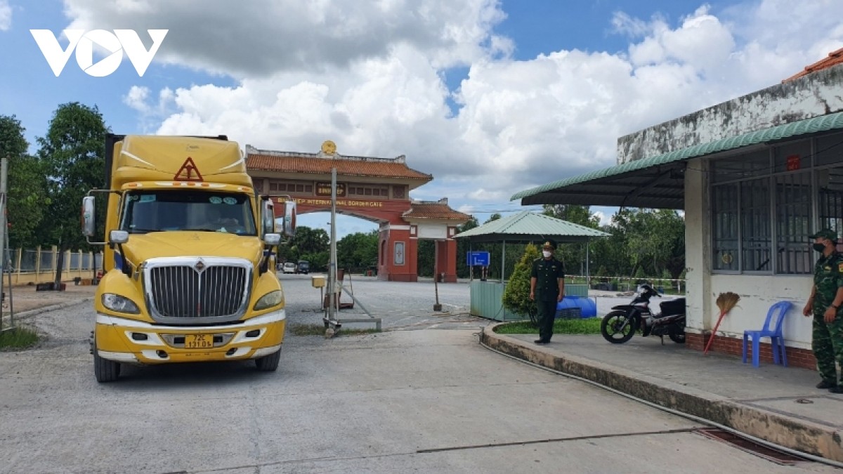 Giao thương hàng hóa khá thông thoáng, tạo điều kiện tối đa khi qua lại tại cửa khẩu trên địa bàn Long An nhưng vẫn duy trì việc kiểm soát chặt chẽ. Giao thương hàng hóa khá thông thoáng, tạo điều kiện tối đa khi qua lại tại cửa khẩu trên địa bàn Long An nhưng vẫn duy trì việc kiểm soát chặt chẽ.