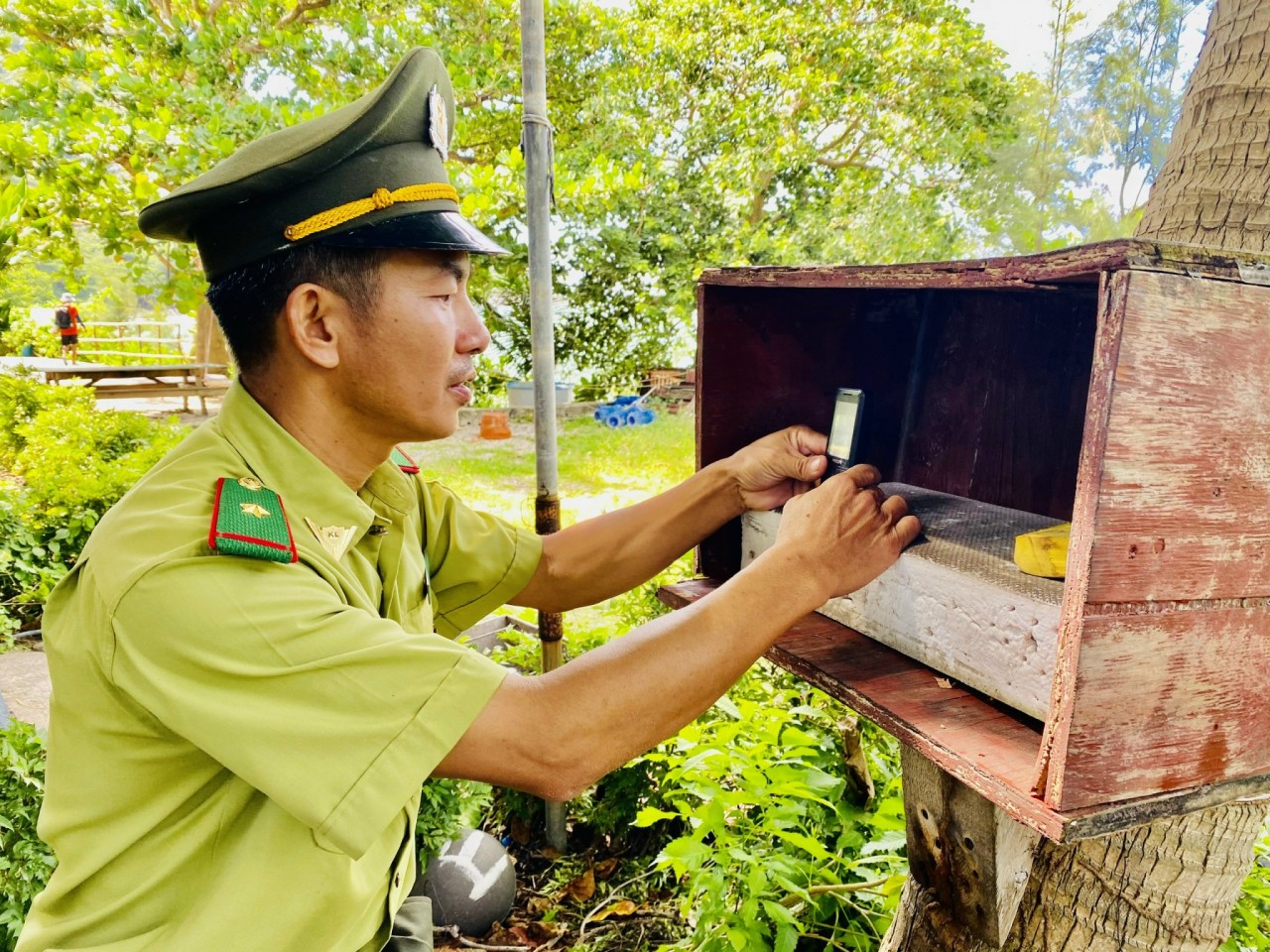 Ông Trần Đình Đồng gọi “điện thoại cục gạch” trao đổi công việc từ gốc cây dừa. Ông Trần Đình Đồng gọi “điện thoại cục gạch” trao đổi công việc từ gốc cây dừa.