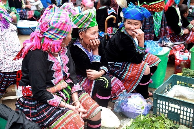 Chợ phiên không chỉ là nơi trao đổi, mua bán hàng hóa mà còn là nơi hội tụ, gặp gỡ, giao lưu, thể hiện tình cảm, sinh hoạt văn hóa của đồng bào các dân tộc sinh sống quanh vùng. Chợ phiên không chỉ là nơi trao đổi, mua bán hàng hóa mà còn là nơi hội tụ, gặp gỡ, giao lưu, thể hiện tình cảm, sinh hoạt văn hóa của đồng bào các dân tộc sinh sống quanh vùng.