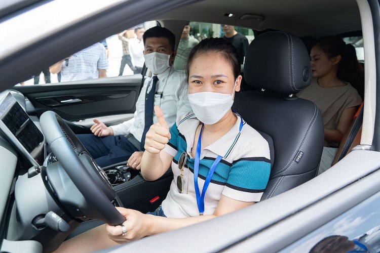 Hàng nghìn khách xếp hàng để lái thử VF 8, nhiều người tranh thủ chốt cọc sớm Hàng nghìn khách xếp hàng để lái thử VF 8, nhiều người tranh thủ chốt cọc sớm