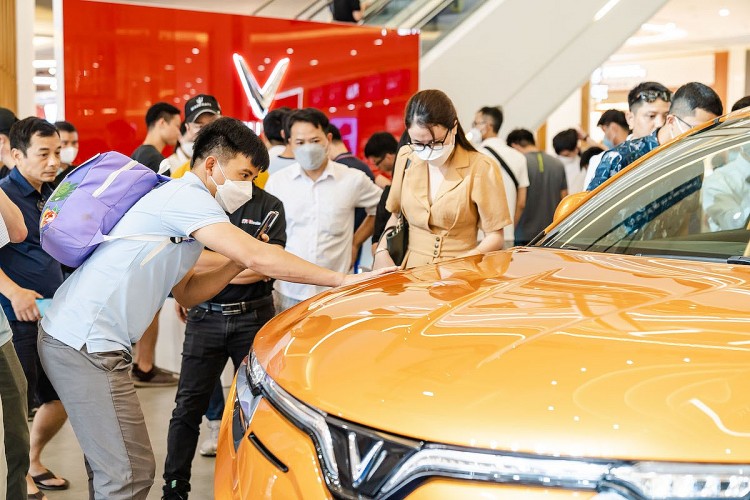 Hàng nghìn khách xếp hàng để lái thử VF 8, nhiều người tranh thủ chốt cọc sớm Hàng nghìn khách xếp hàng để lái thử VF 8, nhiều người tranh thủ chốt cọc sớm