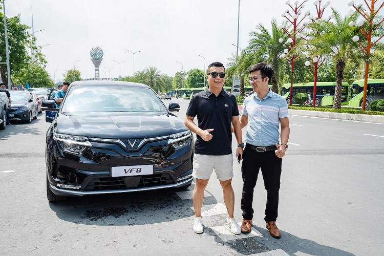 Hàng nghìn khách xếp hàng để lái thử VF 8, nhiều người tranh thủ chốt cọc sớm Hàng nghìn khách xếp hàng để lái thử VF 8, nhiều người tranh thủ chốt cọc sớm