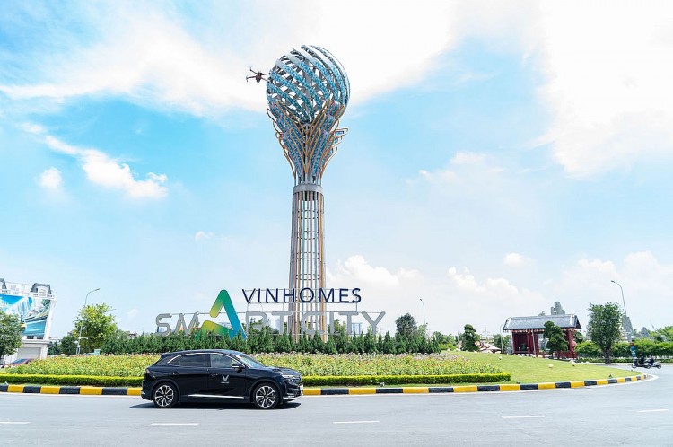 Hàng nghìn khách xếp hàng để lái thử VF 8, nhiều người tranh thủ chốt cọc sớm Hàng nghìn khách xếp hàng để lái thử VF 8, nhiều người tranh thủ chốt cọc sớm