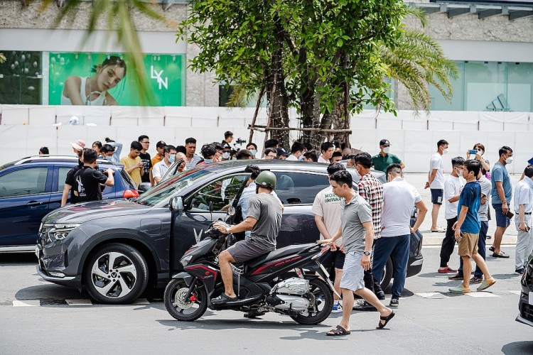Hàng nghìn khách xếp hàng để lái thử VF 8, nhiều người tranh thủ chốt cọc sớm Hàng nghìn khách xếp hàng để lái thử VF 8, nhiều người tranh thủ chốt cọc sớm