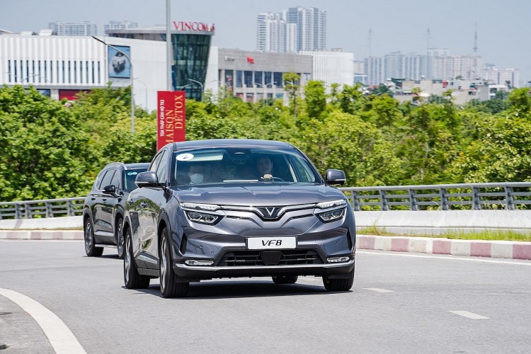 Hàng nghìn khách xếp hàng để lái thử VF 8, nhiều người tranh thủ chốt cọc sớm Hàng nghìn khách xếp hàng để lái thử VF 8, nhiều người tranh thủ chốt cọc sớm