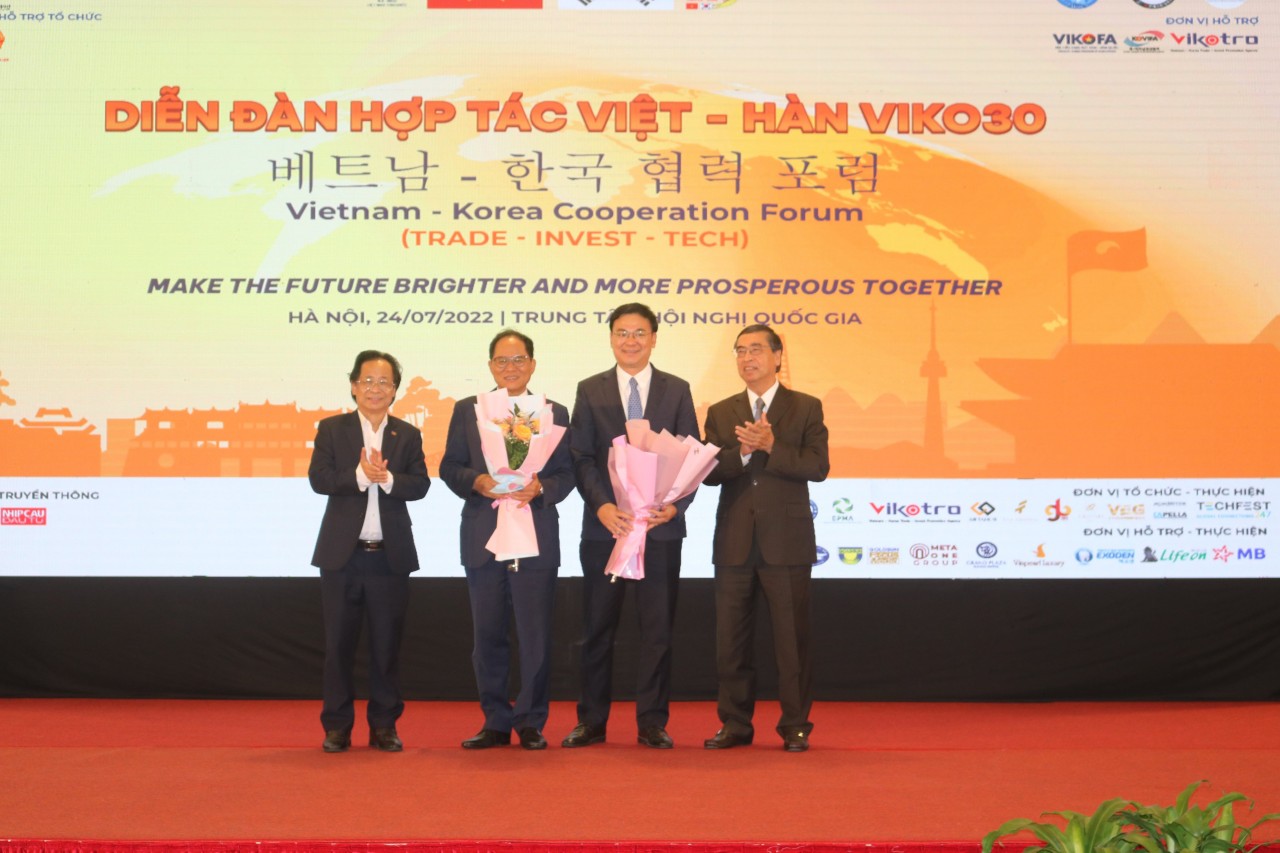 Ban Tổ chức tặng hoa Thứ trưởng Bộ Ngoại giao Việt Nam Phạm Quang Hiệu và Đại sứ Hàn Quốc tại Việt Nam Park Noh Wan. Ban Tổ chức tặng hoa Thứ trưởng Bộ Ngoại giao Việt Nam Phạm Quang Hiệu và Đại sứ Hàn Quốc tại Việt Nam Park Noh Wan.