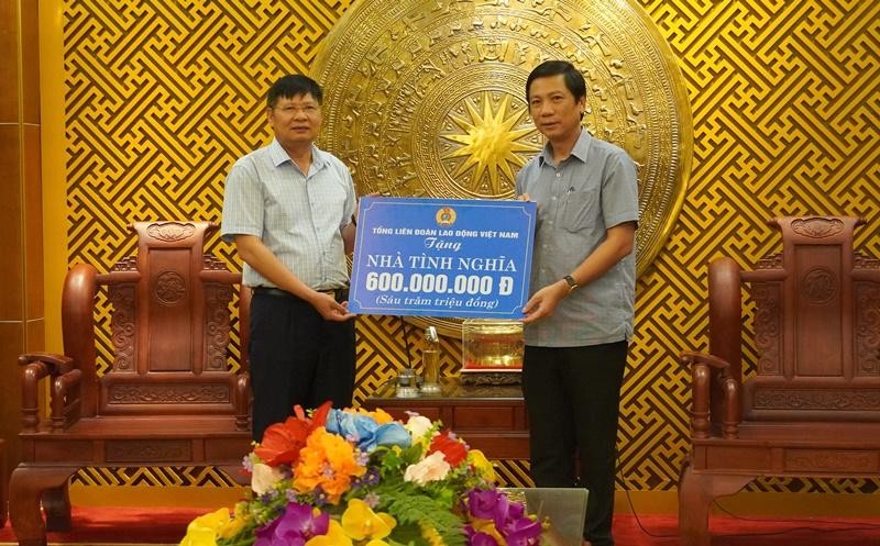 Tổng LĐLĐ Việt Nam trao tặng 600 triệu đồng xây dựng, sữa chữa 10 nhà tình nghĩa tại Quảng Trị Tổng LĐLĐ Việt Nam trao tặng 600 triệu đồng xây dựng, sữa chữa 10 nhà tình nghĩa tại Quảng Trị