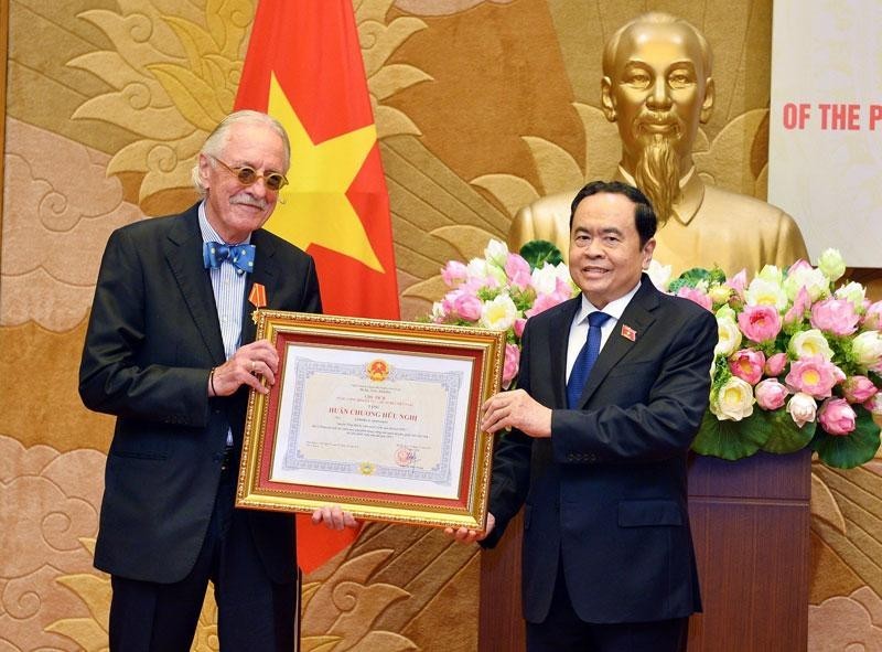 Phó Chủ tịch Thường trực Quốc hội Trần Thanh Mẫn trao Huân chương Hữu nghị tặng ông Anders Johnsson, nguyên Tổng Thư ký Liên minh Nghị viện thế giới. Phó Chủ tịch Thường trực Quốc hội Trần Thanh Mẫn trao Huân chương Hữu nghị tặng ông Anders Johnsson, nguyên Tổng Thư ký Liên minh Nghị viện thế giới.