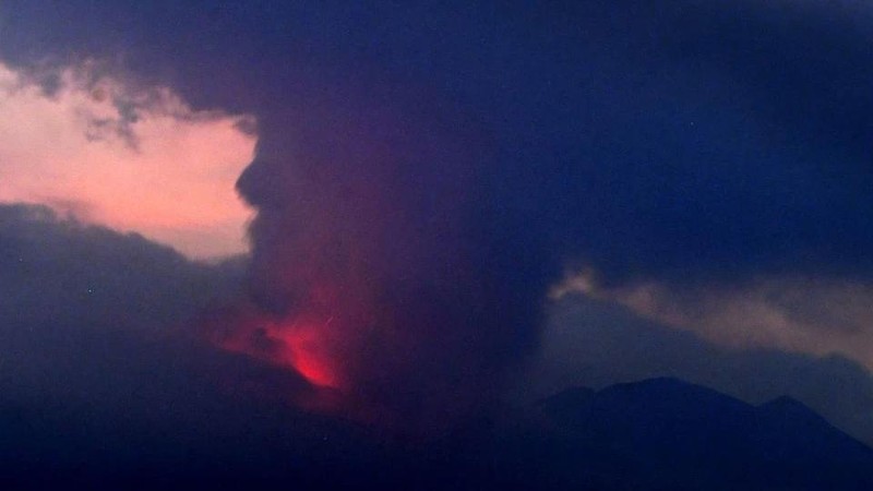 Hình ảnh từ camera ghi lại cảnh núi lửa Sakurajima phun trào, ngày 24/7/2022 (Nguồn: Kyodo) Hình ảnh từ camera ghi lại cảnh núi lửa Sakurajima phun trào, ngày 24/7/2022 (Nguồn: Kyodo)