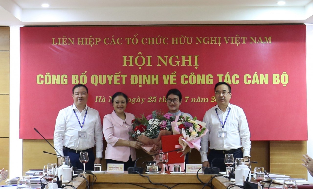 Đại diện lãnh đạo Liên hiệp các tổ chức hữu nghị Việt Nam, Văn phòng đại diện phía Nam chúc mừng bà Trần Hoàng Khánh Vân nhận nhiệm vụ công tác mới (Ảnh: Hải An). Đại diện lãnh đạo Liên hiệp các tổ chức hữu nghị Việt Nam, Văn phòng đại diện phía Nam chúc mừng bà Trần Hoàng Khánh Vân nhận nhiệm vụ công tác mới (Ảnh: Hải An).