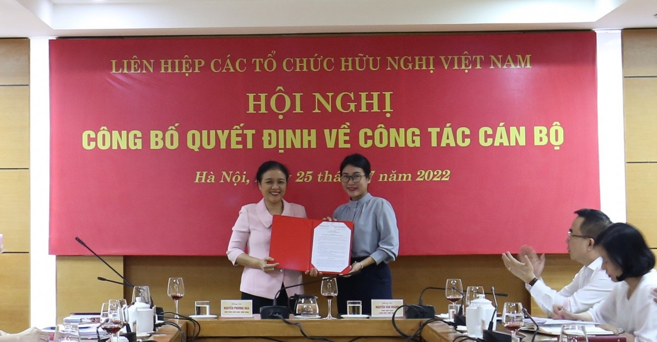 Đại sứ Nguyễn Phương Nga, Chủ tịch Liên hiệp các tổ chức hữu nghị Việt Nam (bên trái) trao quyết định bổ nhiệm cho bà Trần Hoàng Khánh Vân (Ảnh: Hải An). Đại sứ Nguyễn Phương Nga, Chủ tịch Liên hiệp các tổ chức hữu nghị Việt Nam (bên trái) trao quyết định bổ nhiệm cho bà Trần Hoàng Khánh Vân (Ảnh: Hải An).