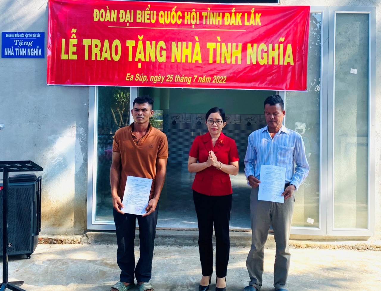 Trao tặng nhà tình nghĩa cho 2 hộ dân tộc thiểu số ở huyện Ea Súp (Đắk Lắk) Trao tặng nhà tình nghĩa cho 2 hộ dân tộc thiểu số ở huyện Ea Súp (Đắk Lắk)