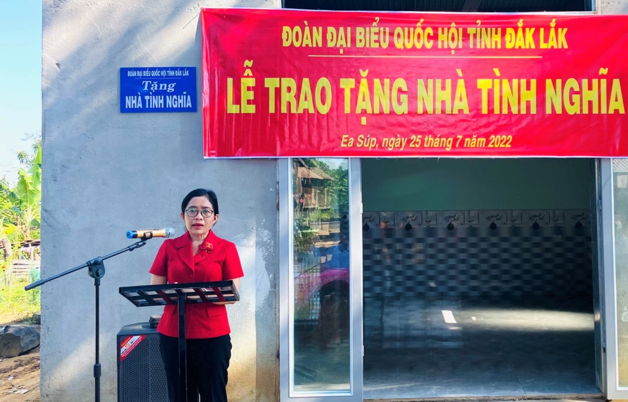 Trao tặng nhà tình nghĩa cho 2 hộ dân tộc thiểu số ở huyện Ea Súp (Đắk Lắk) Trao tặng nhà tình nghĩa cho 2 hộ dân tộc thiểu số ở huyện Ea Súp (Đắk Lắk)
