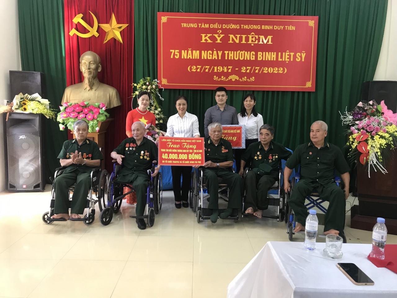 Đại sứ Nguyễn Phương Nga - Chủ tịch Liên hiệp các tổ chức hữu nghị Việt Nam tặng quà cho Đại sứ Nguyễn Phương Nga - Chủ tịch Liên hiệp các tổ chức hữu nghị Việt Nam tặng quà cho