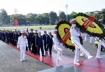Lãnh đạo Đảng, Nhà nước dâng hương tưởng niệm các Anh hùng liệt sỹ và vào Lăng viếng Chủ tịch Hồ Chí Minh