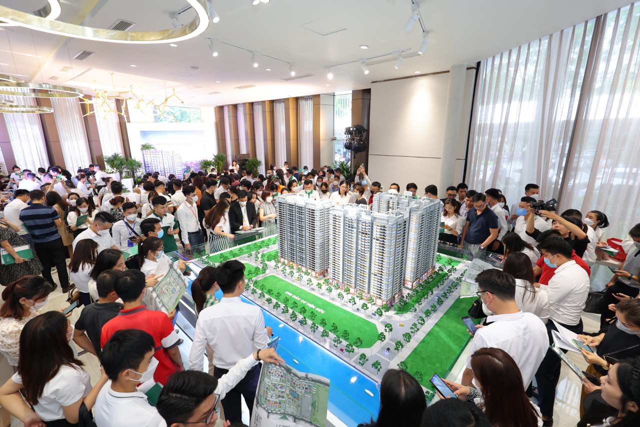 Lễ giới thiệu dự án Hanoi Melody Residences thu hút đông đảo khách hàng tham gia trong bối cảnh nguồn cung khan hiếm. Lễ giới thiệu dự án Hanoi Melody Residences thu hút đông đảo khách hàng tham gia trong bối cảnh nguồn cung khan hiếm.