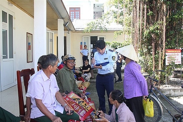 Sản phẩm người dân trả lại được lực lượng Quản lý thị trường kê khai để yêu cầu phía công ty thu hồi, trả tiền cho khách hàng. Sản phẩm người dân trả lại được lực lượng Quản lý thị trường kê khai để yêu cầu phía công ty thu hồi, trả tiền cho khách hàng.
