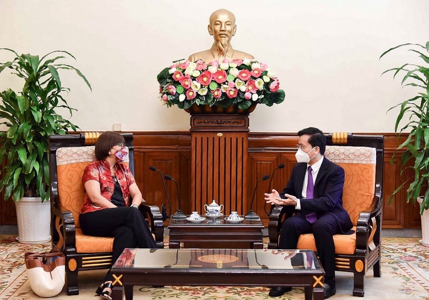 Deputy Minister of Foreign Affairs Ha Kim Ngoc (R) receives Dr. Rebecca Sta Maria, executive director of the APEC Secretariat in Hanoi on July 25. Photo: baoquocte.vn Deputy Minister of Foreign Affairs Ha Kim Ngoc (R) receives Dr. Rebecca Sta Maria, executive director of the APEC Secretariat in Hanoi on July 25. Photo: baoquocte.vn