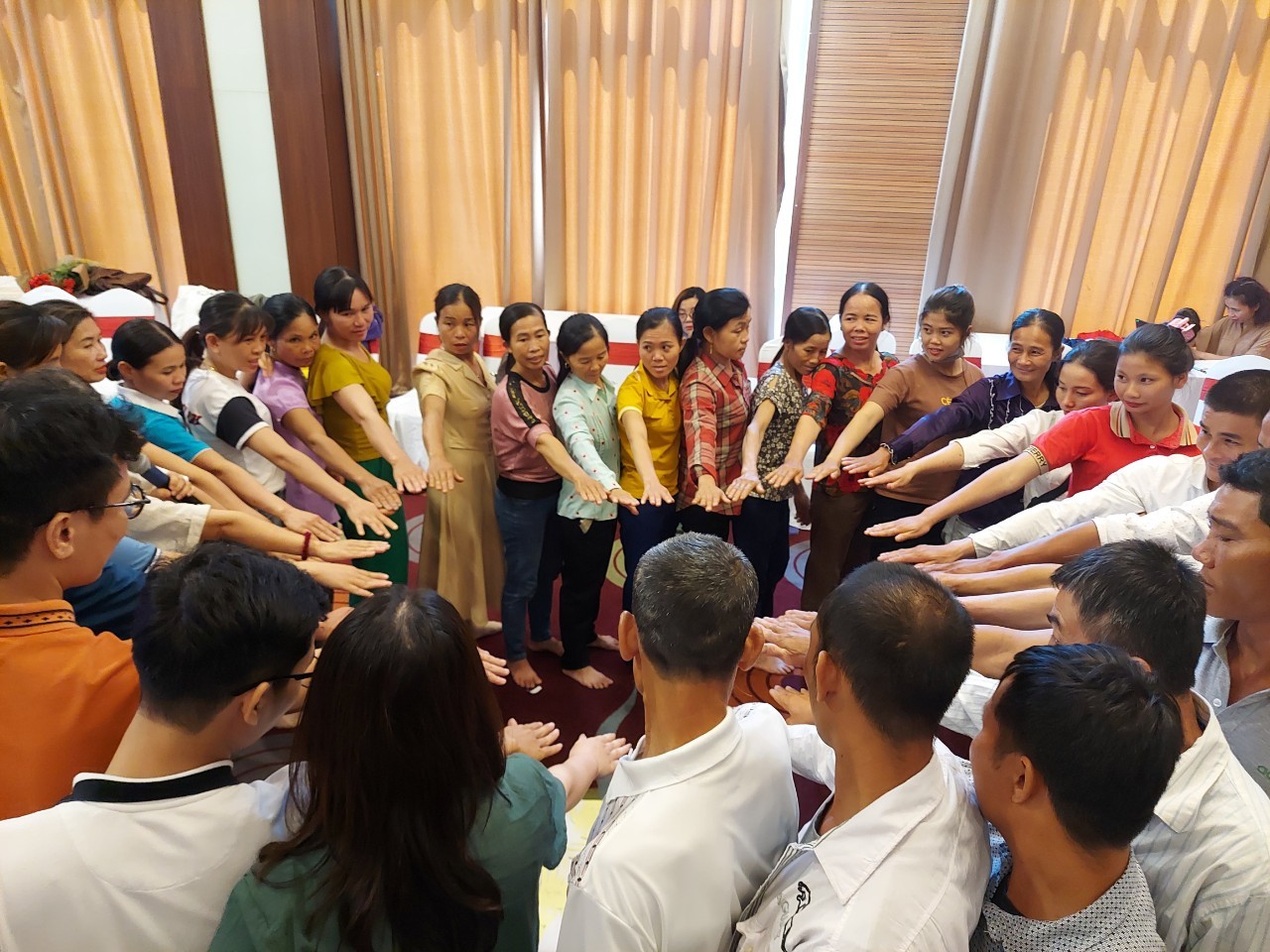 Các cặp vợ chồng từng xảy ra bạo lực trong buổi tập huấn về bạo lực gia đình. Các cặp vợ chồng từng xảy ra bạo lực trong buổi tập huấn về bạo lực gia đình.