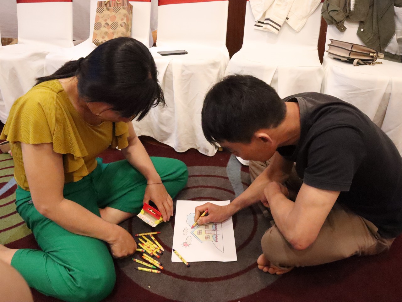 Vợ chồng chị D. cùng nhau tô tranh khi tham gia sinh hoạt động Câu lạc bộ. Vợ chồng chị D. cùng nhau tô tranh khi tham gia sinh hoạt động Câu lạc bộ.
