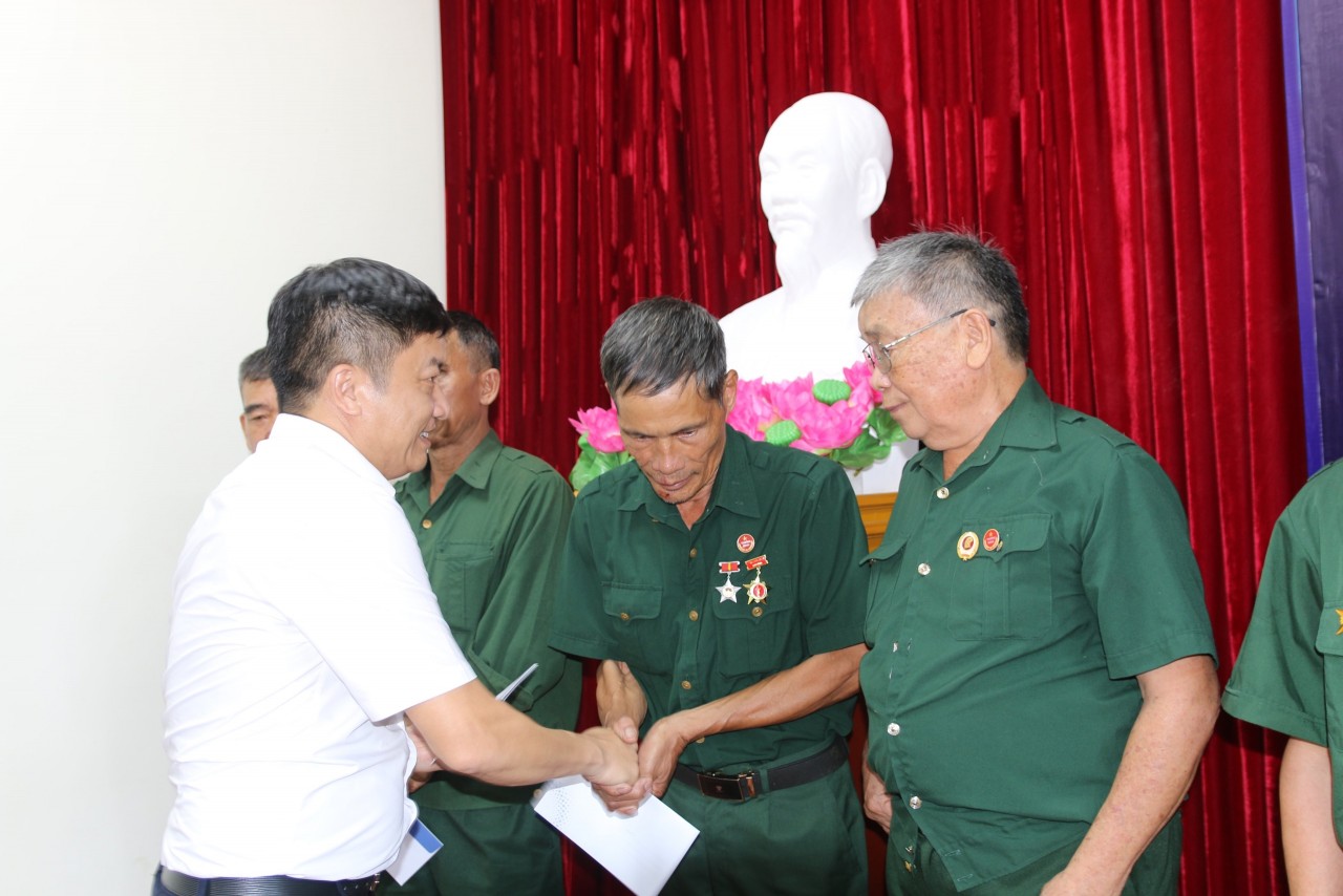 Lãnh đạo EVNGENCO1 trao quà Lãnh đạo EVNGENCO1 trao quà